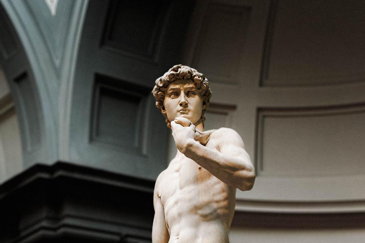 en statue af en nøgen mand, der børster tænder
