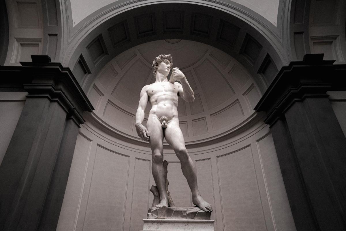 en statue af en mand, der står i et rum