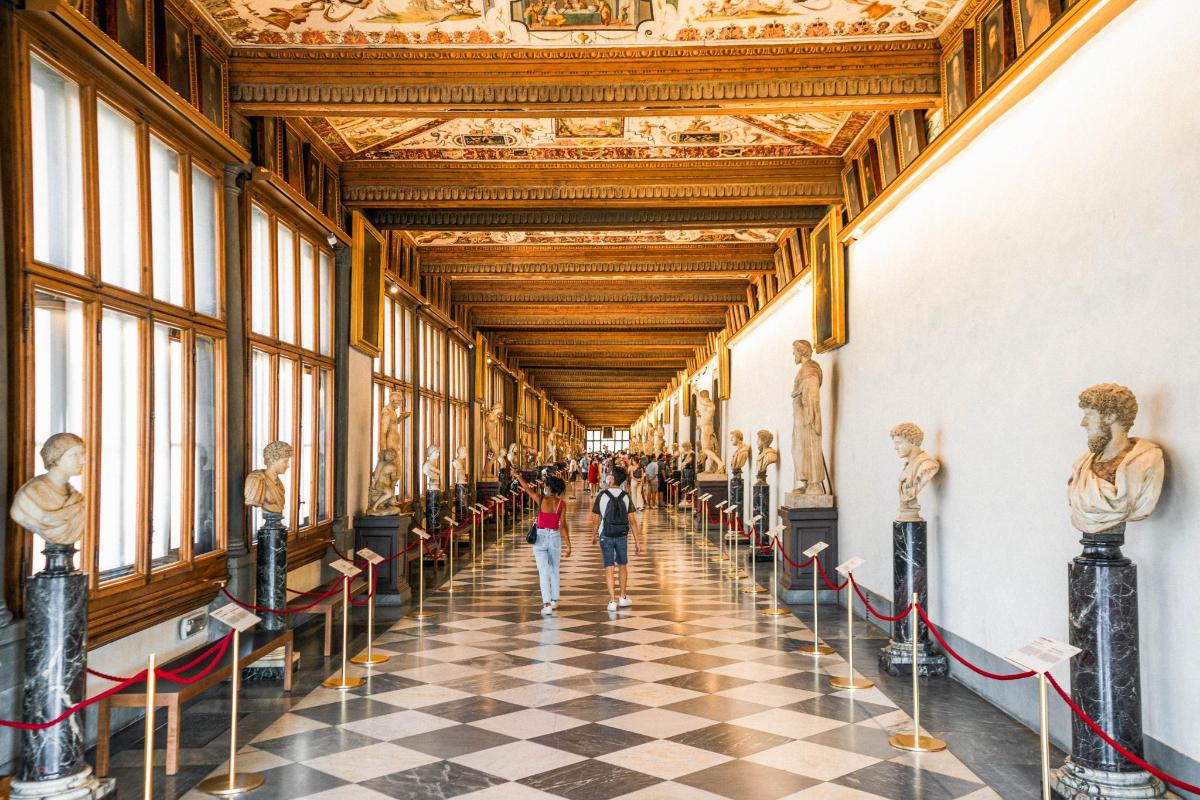 chodba v muzeu Louvre se sochami