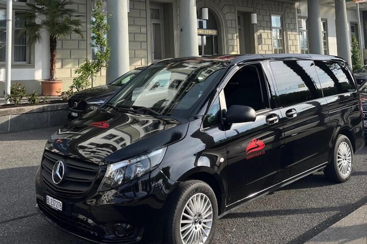 černé SUV zaparkované před budovou
