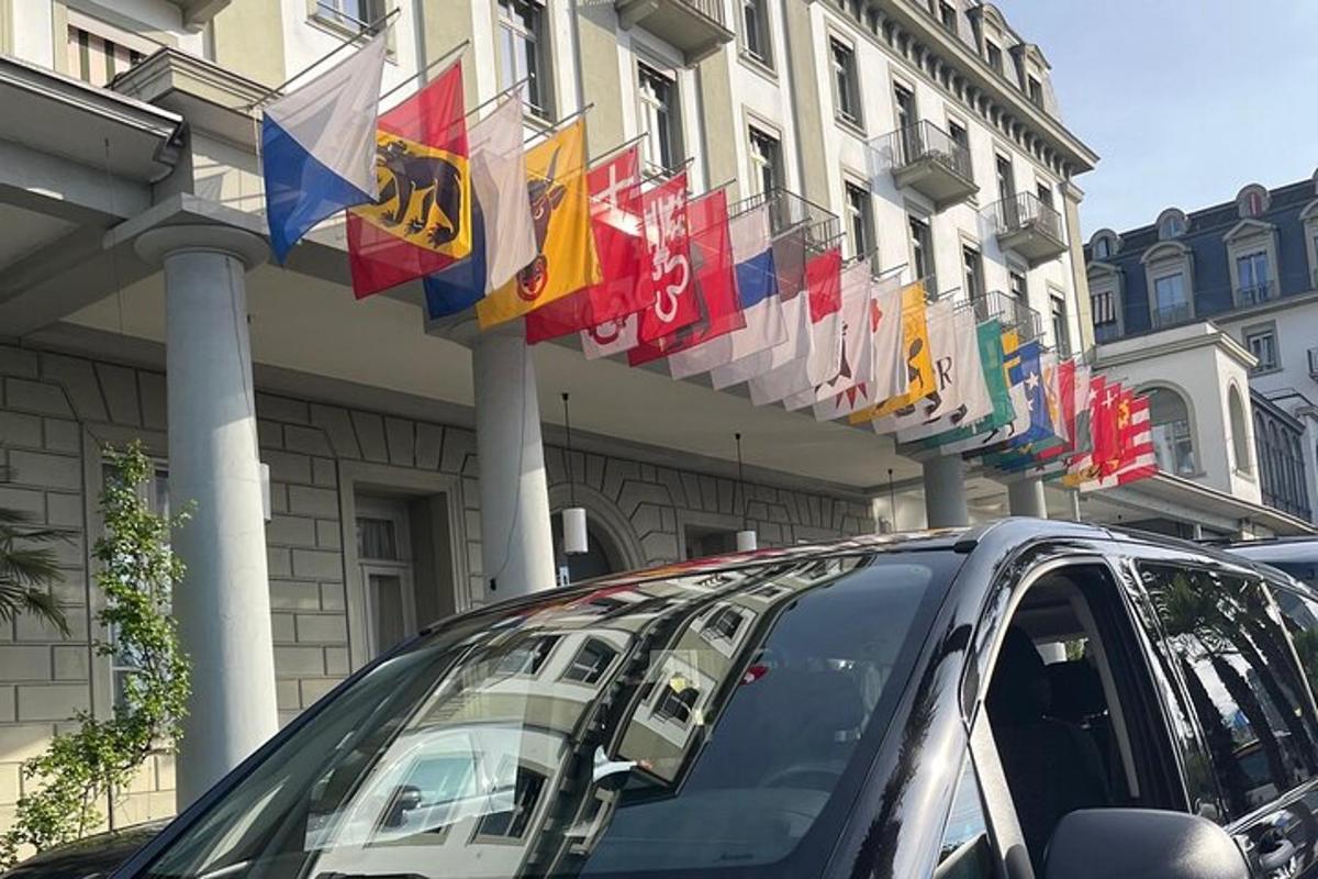 auto zaparkované před budovou