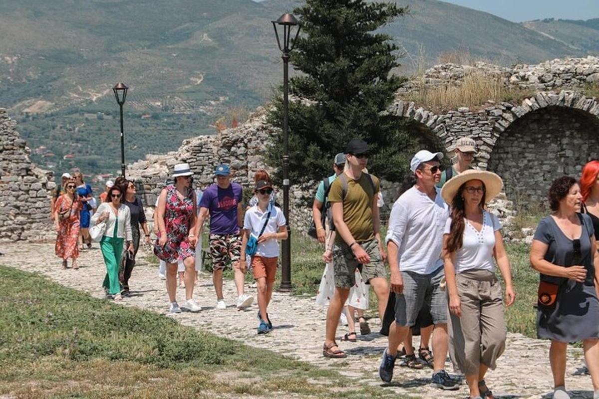 un gruppo di persone che camminano lungo un sentiero
