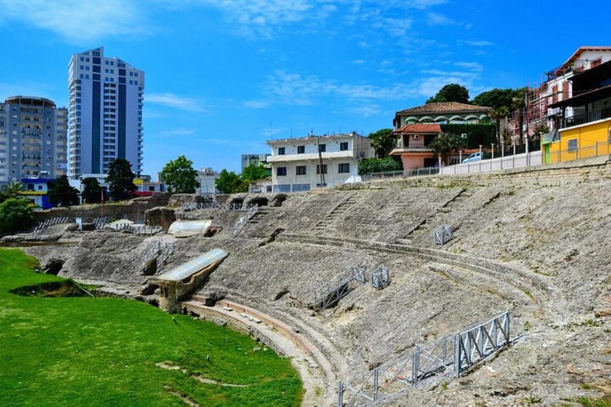 một đấu trường cổ trong một thành phố có nhiều tòa nhà