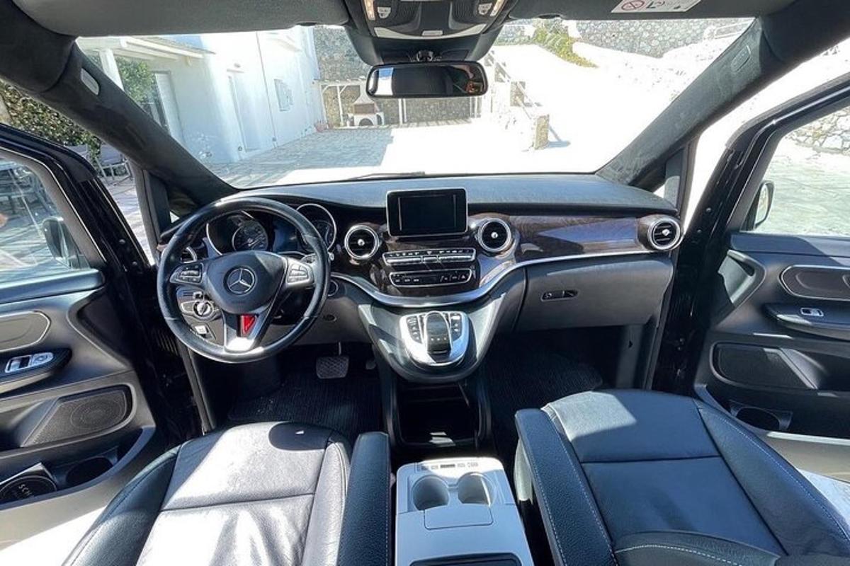 pogled na notranjost avtomobila z armaturno ploščo