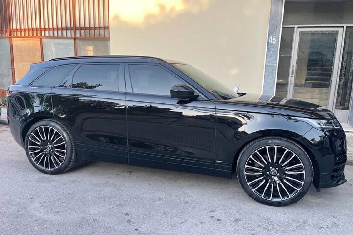 must auto pargitud hoone ette