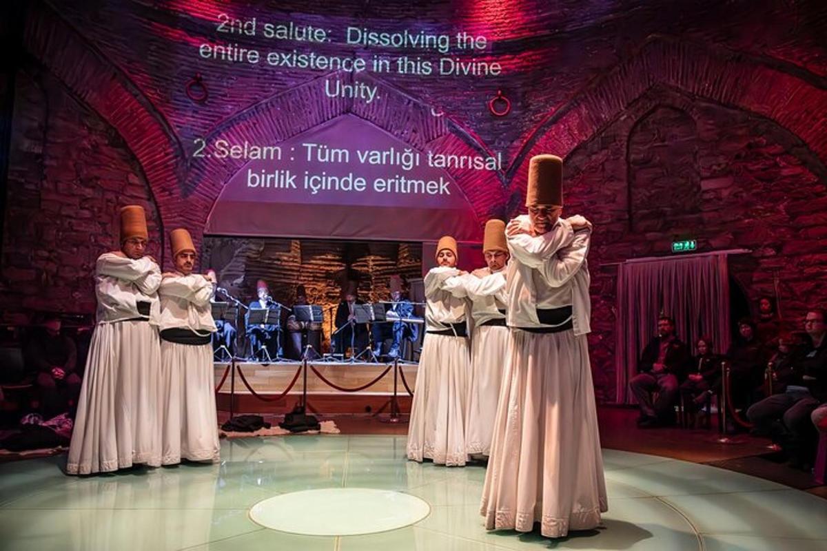 skupina žen stojících na pódiu