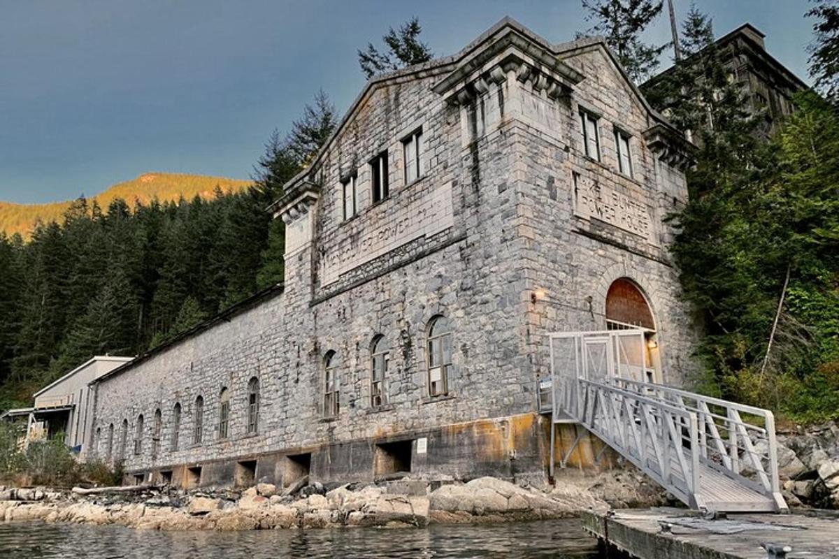 un vecchio edificio in pietra situato sull'acqua