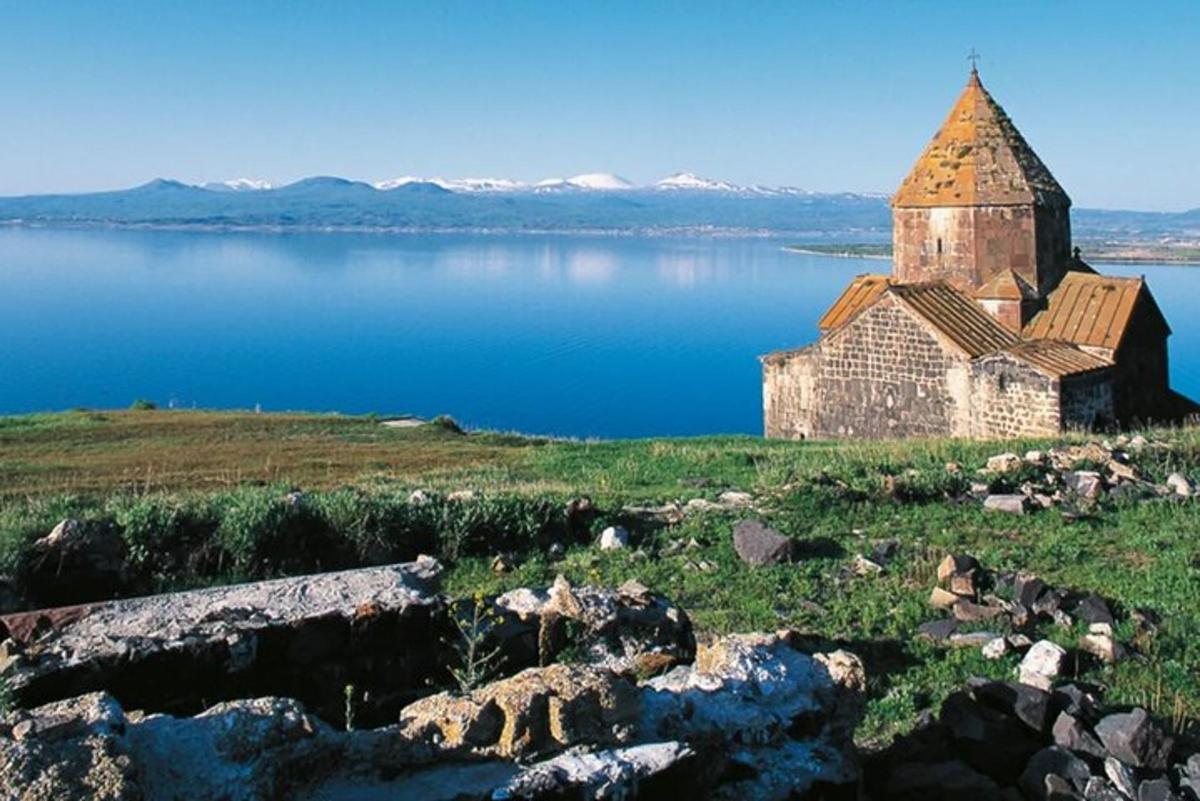una antigua iglesia en la orilla de un lago