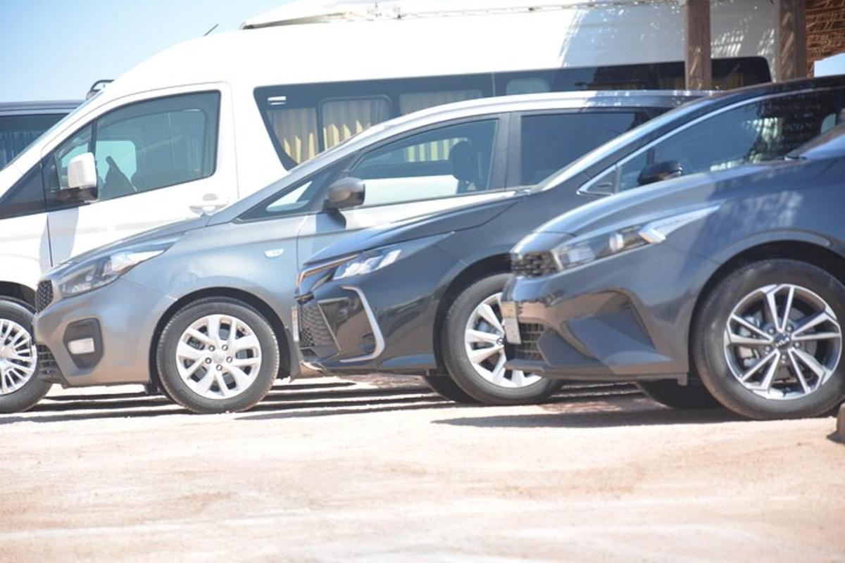 uma fileira de carros estacionados em um estacionamento