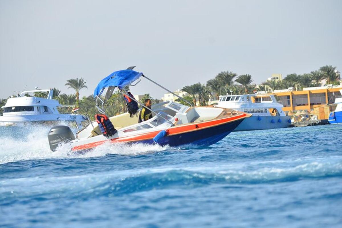 ein Schnellboot im Wasser mit anderen Booten