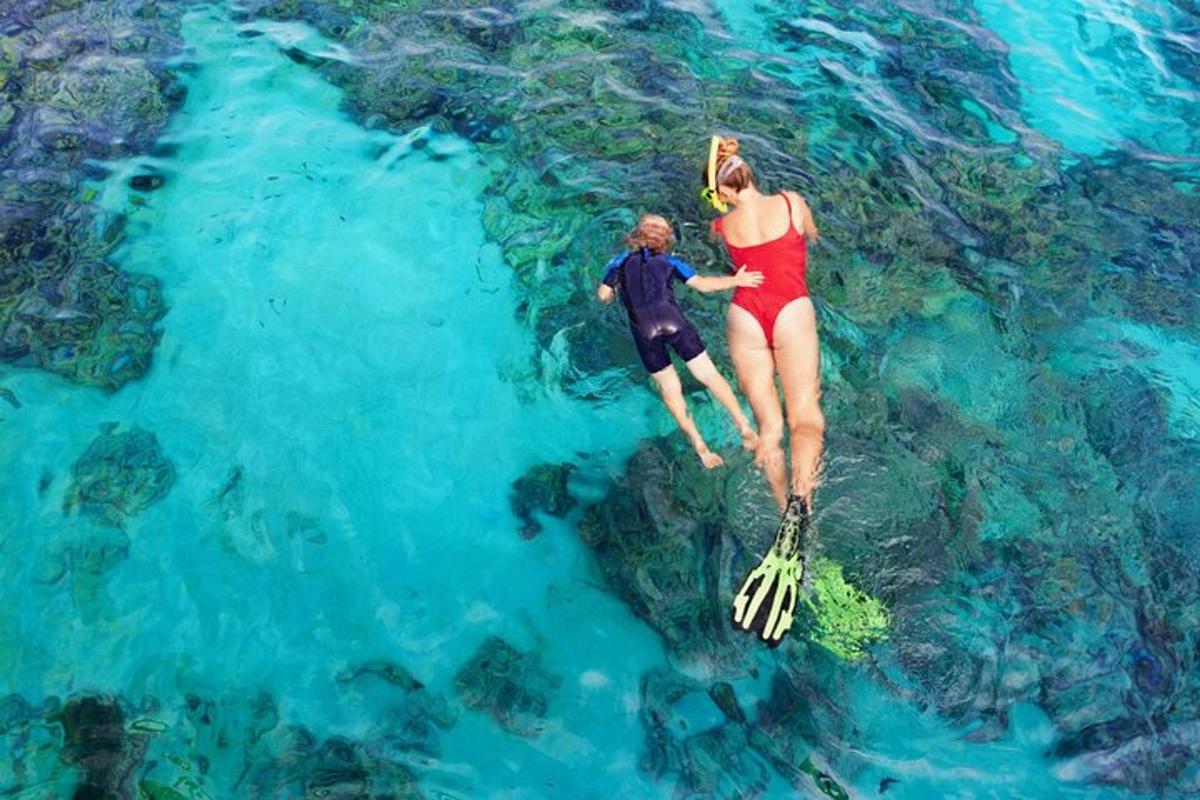 zwei Frauen stehen auf Felsen im Wasser