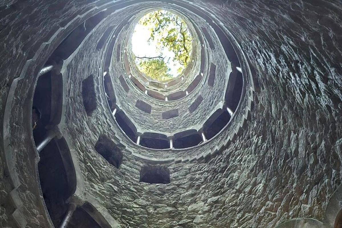 Akmeninio tunelio su medžiu vaizdas iš viršaus