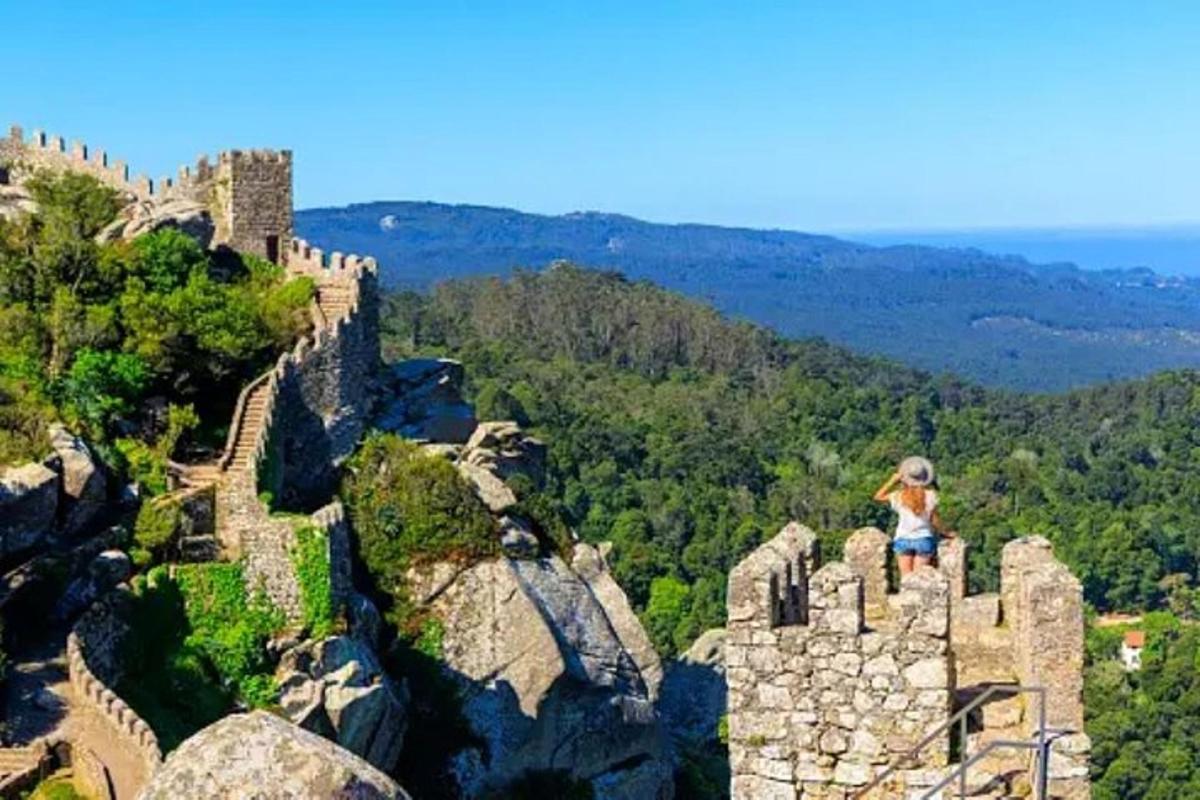 moteris, stovinti ant pilies krašto