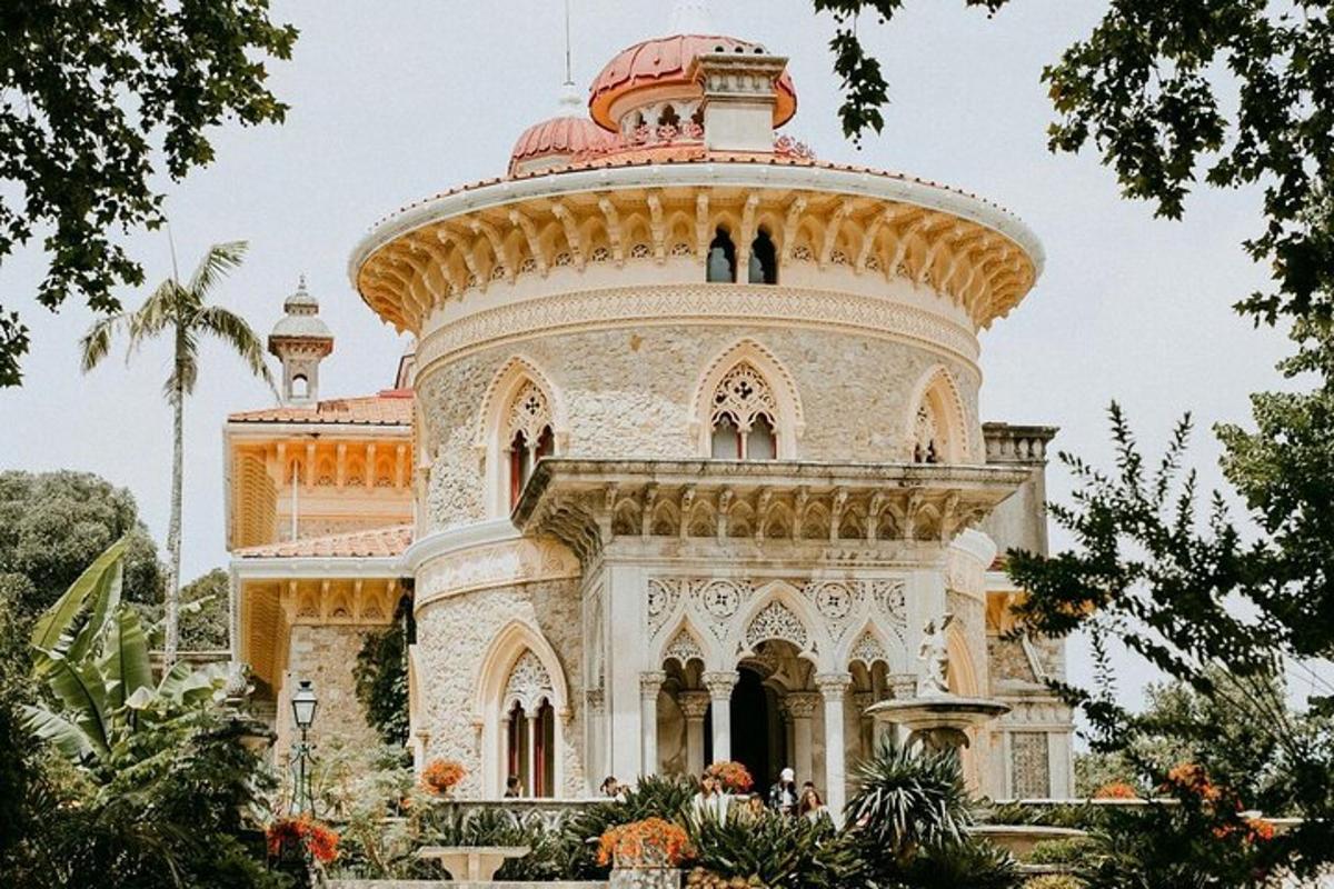 một tòa nhà có mái vòm ở trên đỉnh