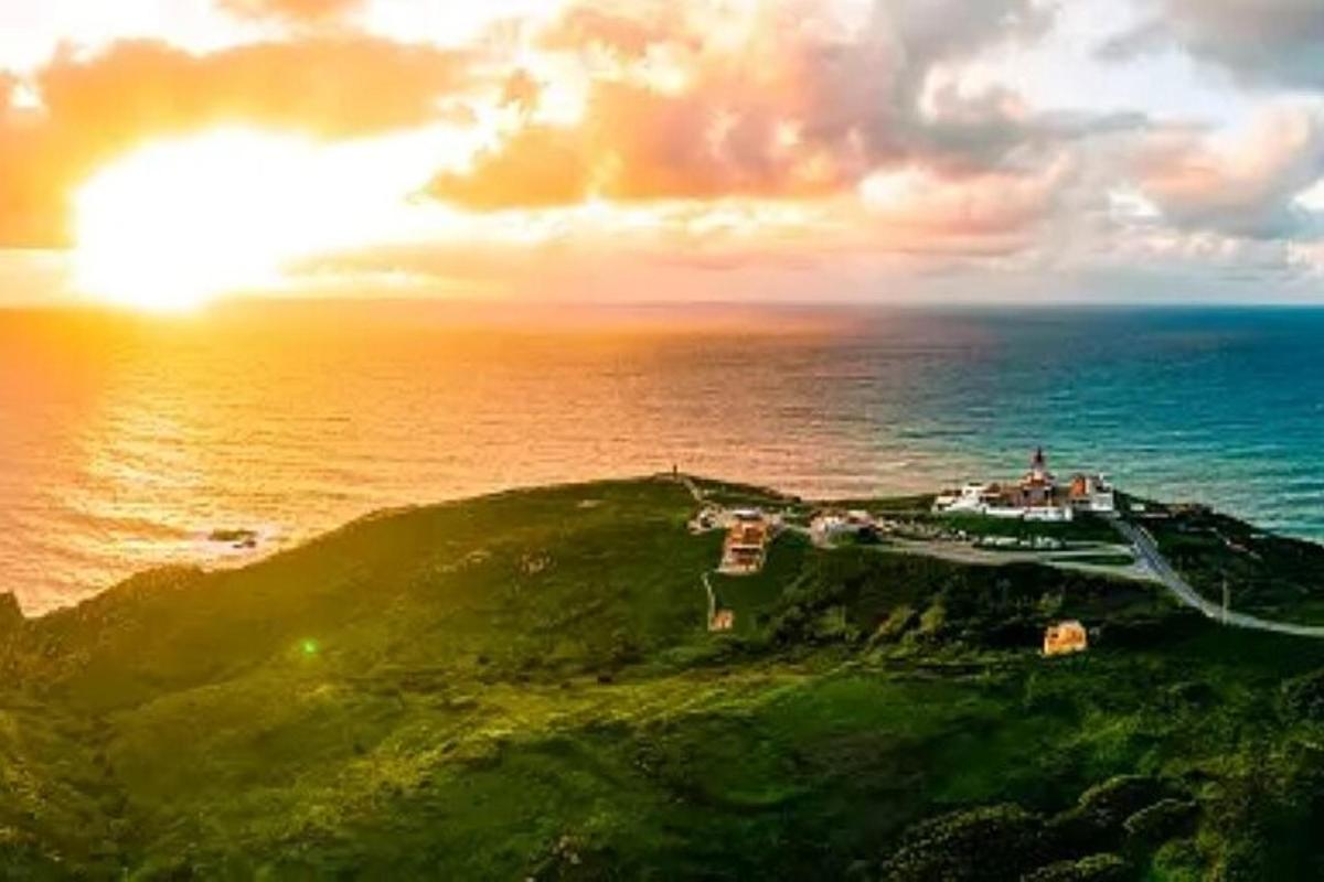 một hòn đảo giữa đại dương với cảnh hoàng hôn