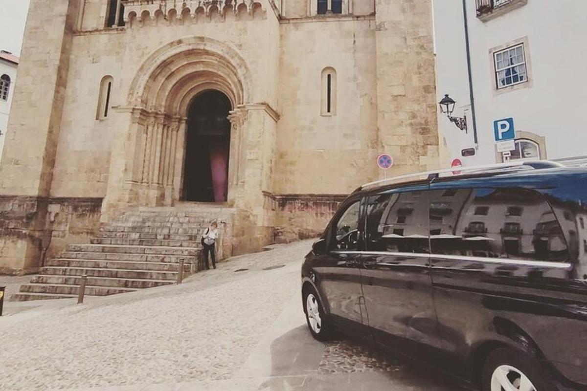 un furgone nero parcheggiato davanti a un edificio
