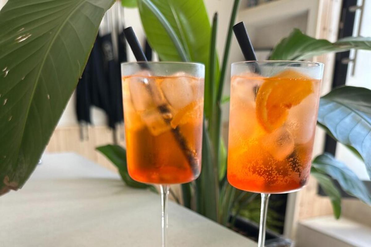 dois copos de suco de laranja sobre uma mesa