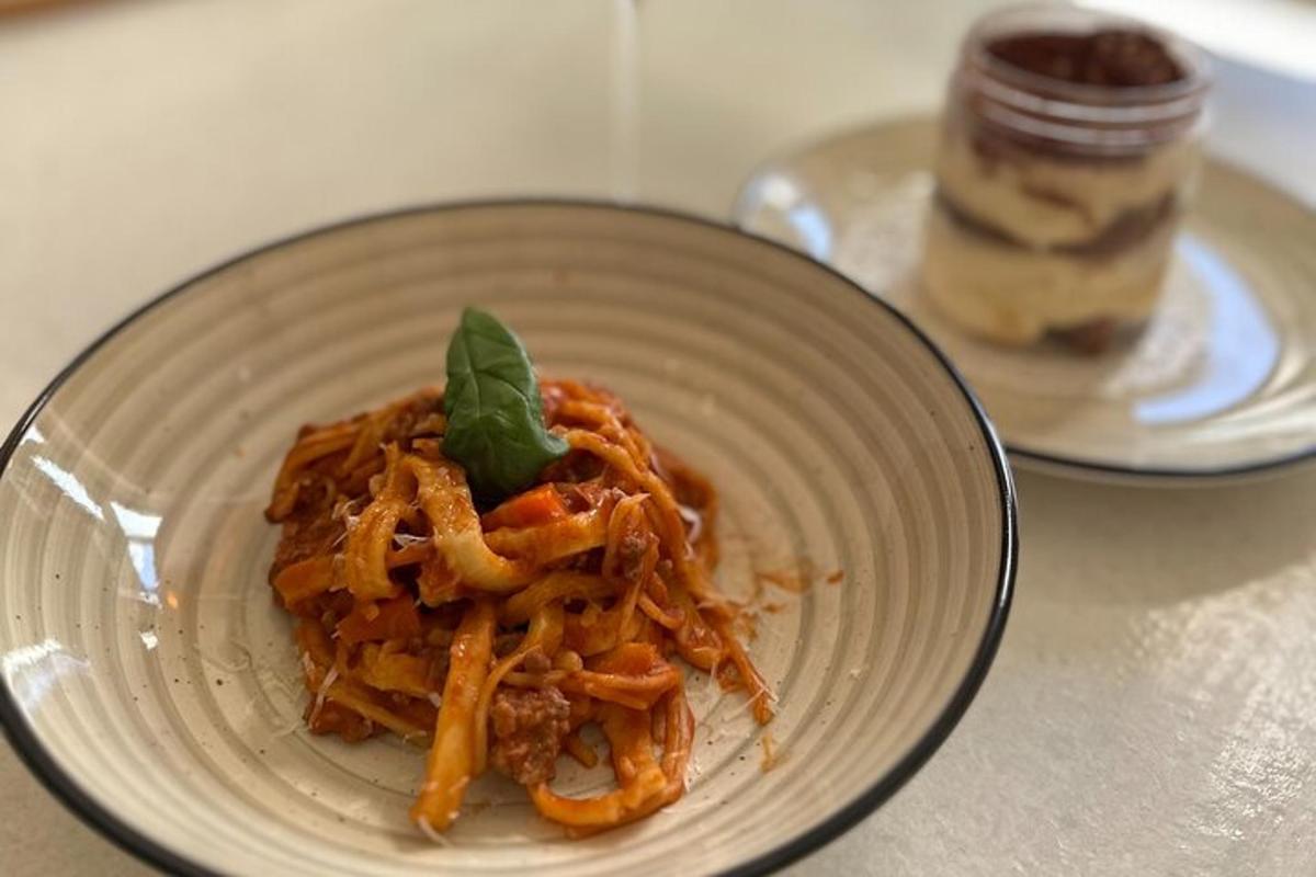 um prato de comida sobre uma mesa