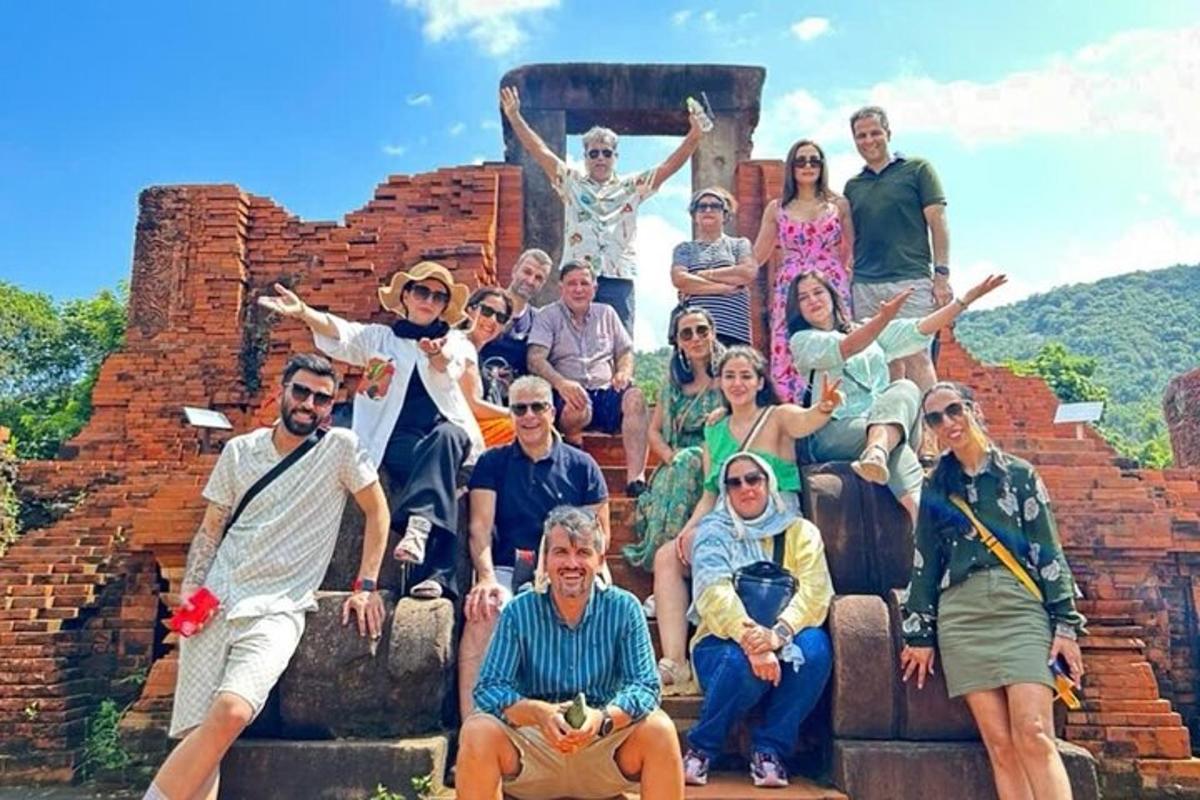 un gruppo di persone in posa per una foto davanti a un monumento