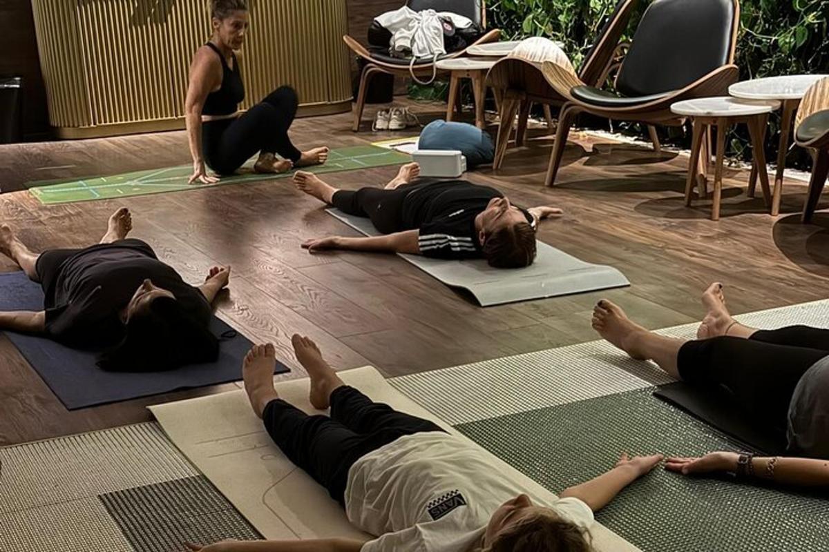 en gruppe mennesker liggende på gulvet i en yogatime