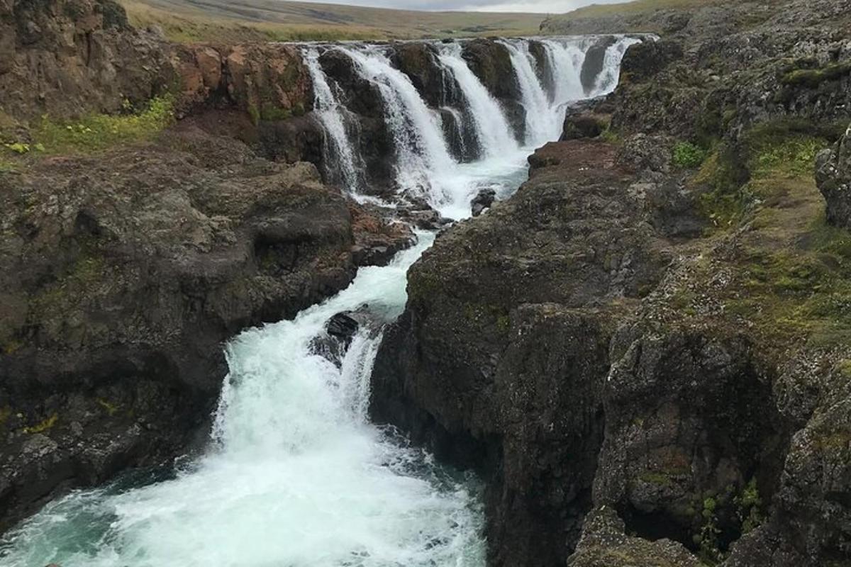водопад на страни стеновите литице