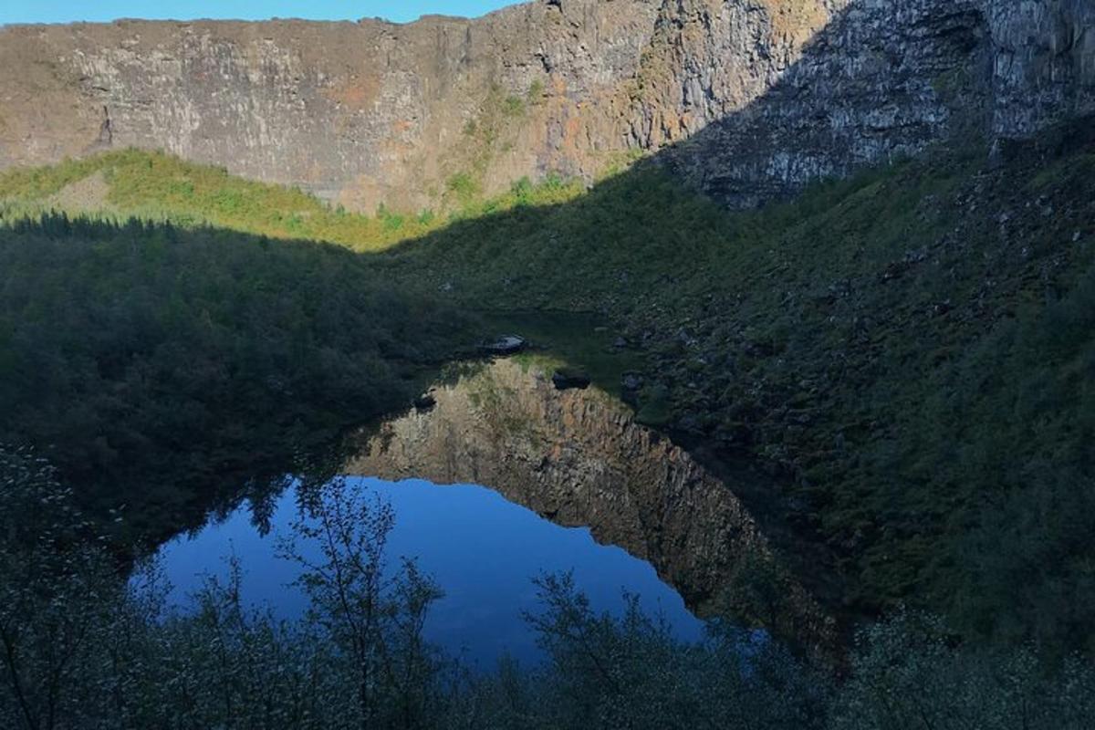 одраз планине у воденој површини