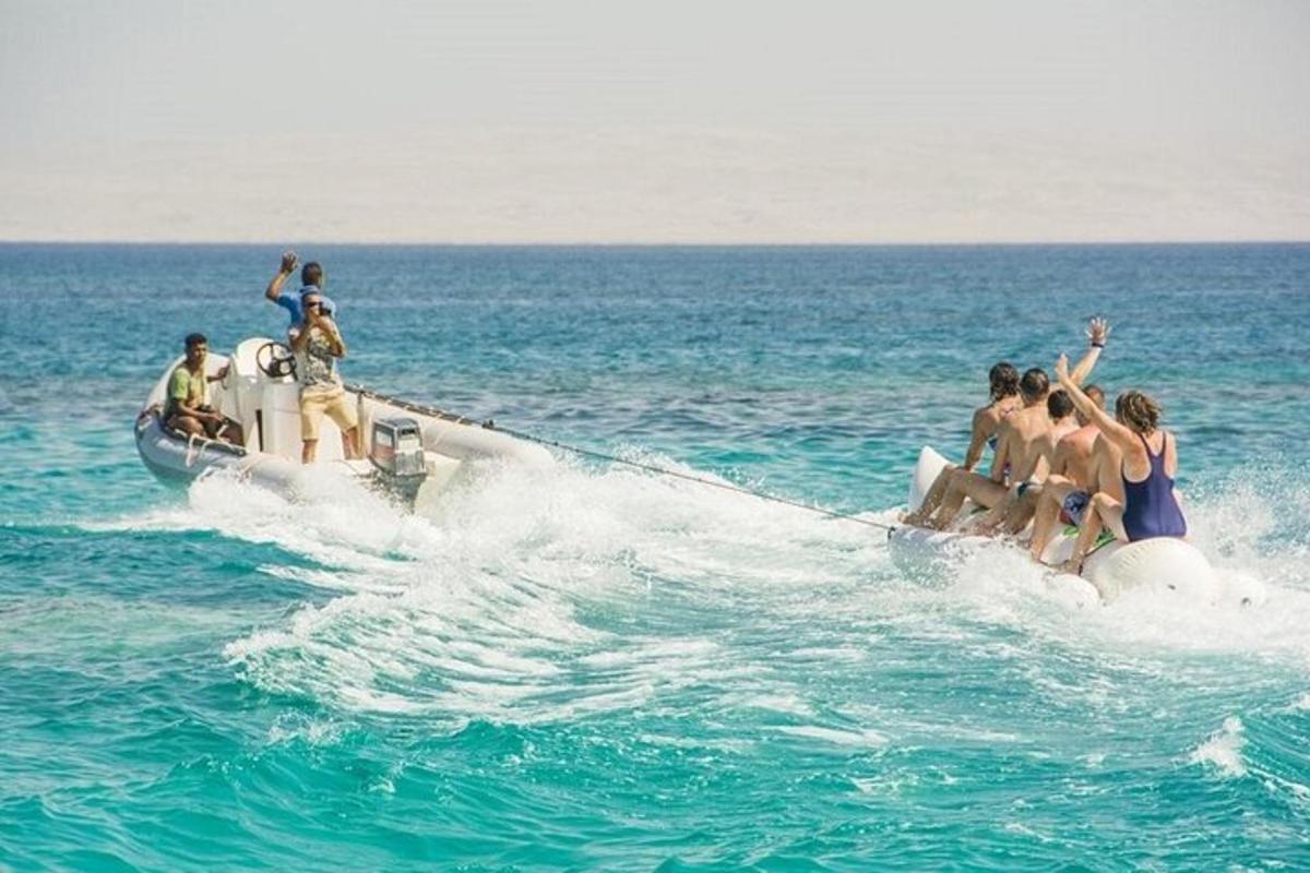 un grupo de personas en un barco en el océano