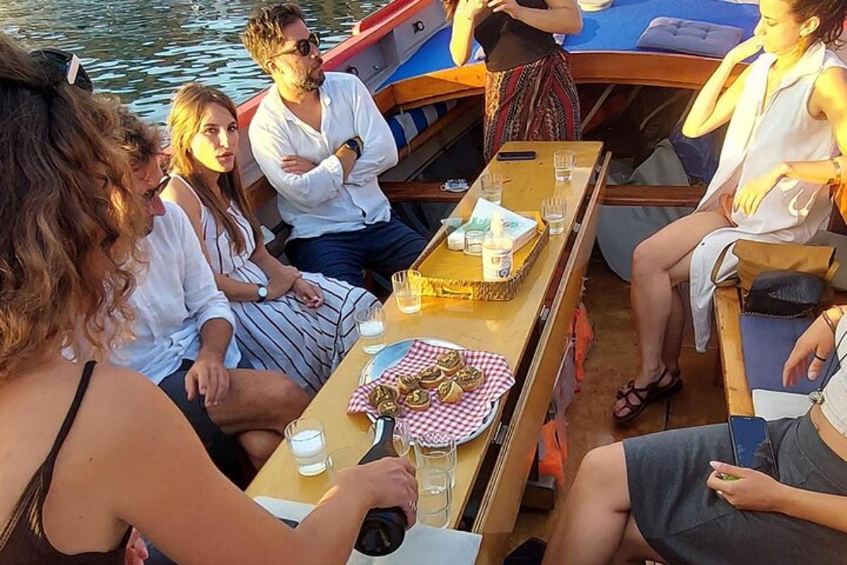un grup de oameni care stau într-o barcă