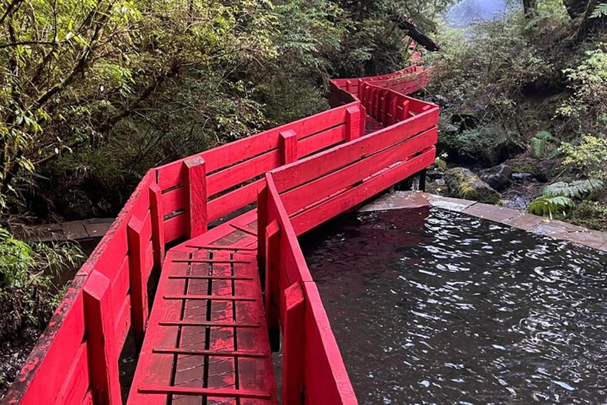 červený most přes potok s červeným mostem