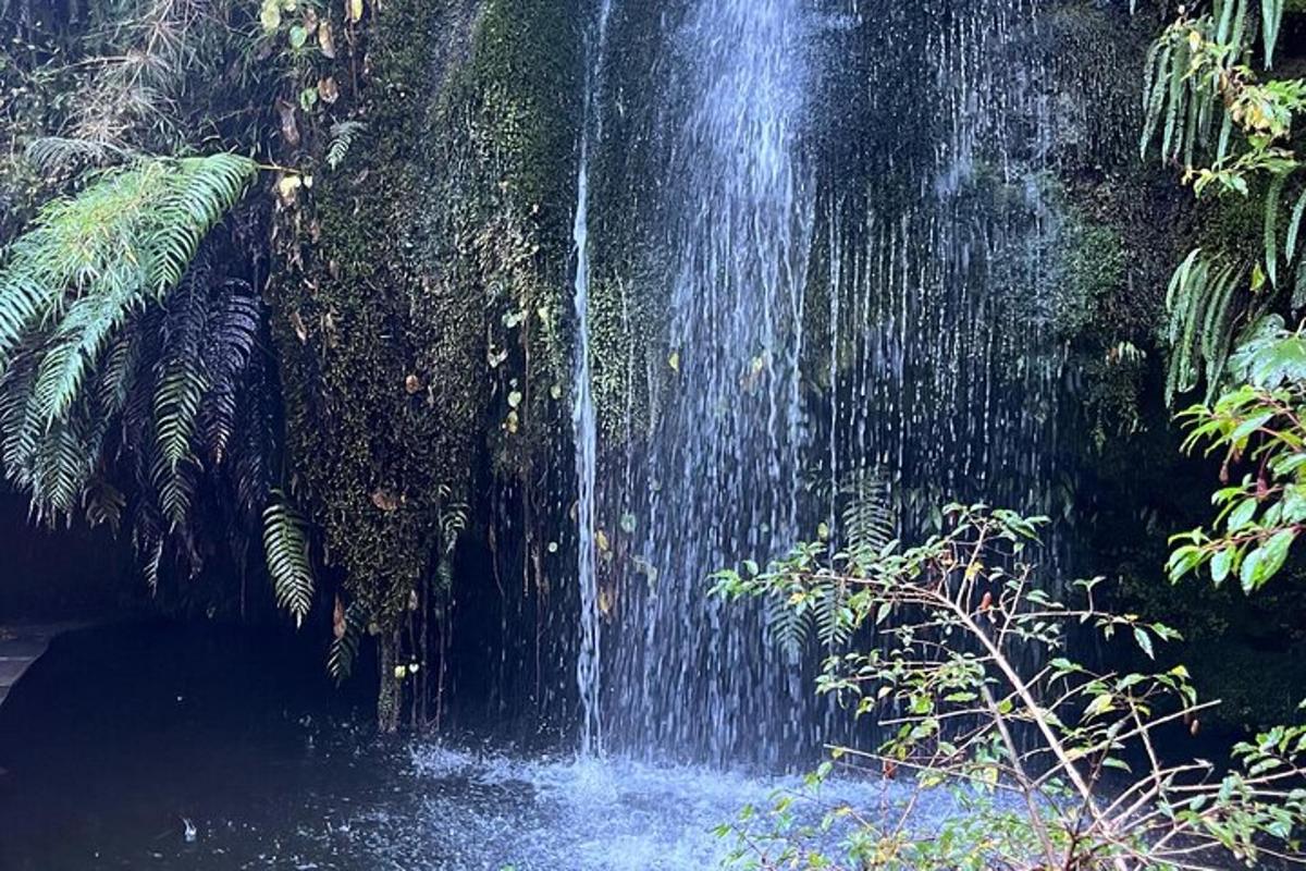 vodopád uprostřed vodní hladiny