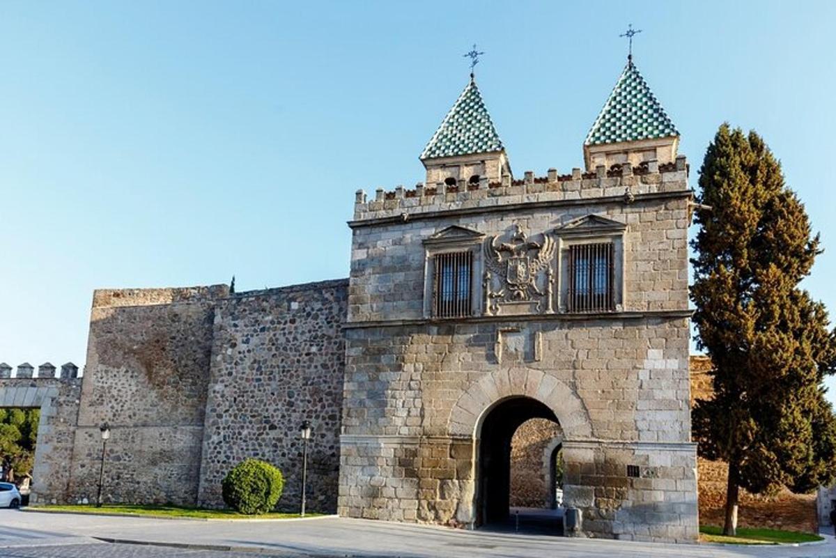 un edifici de pedra amb una porta i una torre