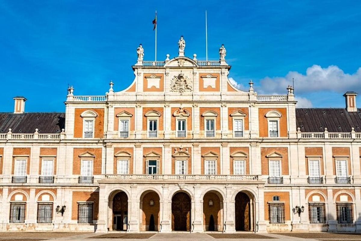 un gran edifici amb un rellotge a la part superior