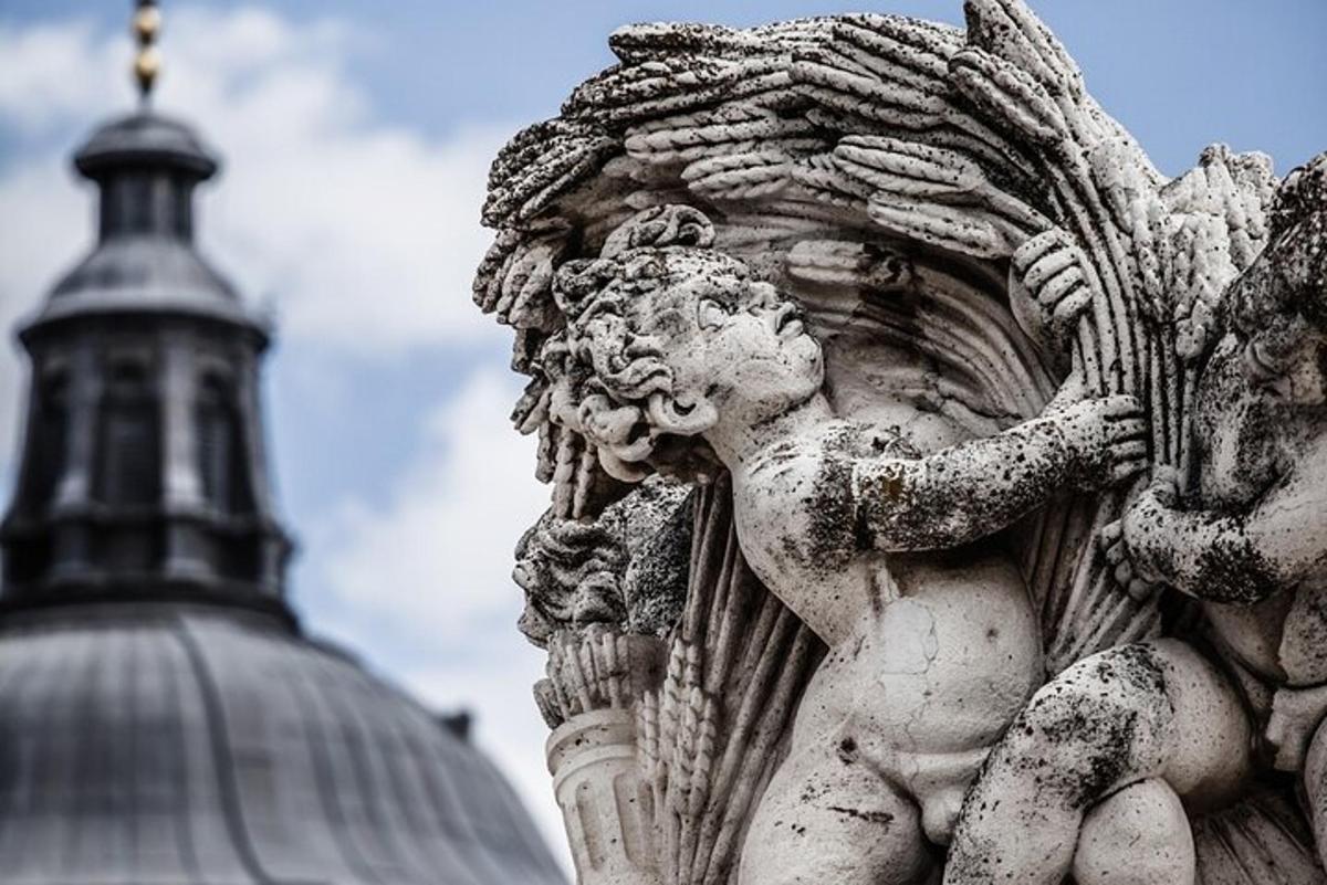 una estàtua d'una estàtua d'una noia en un edifici