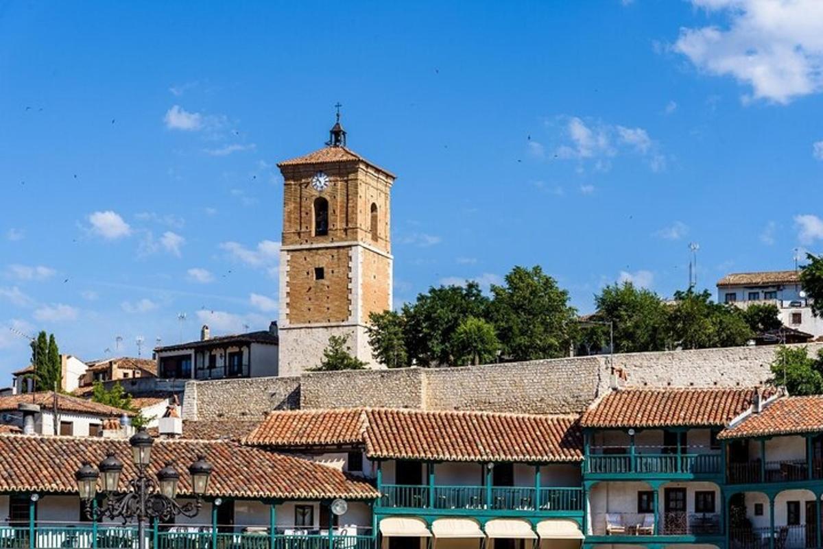 un edifici amb una torre de rellotge en una ciutat