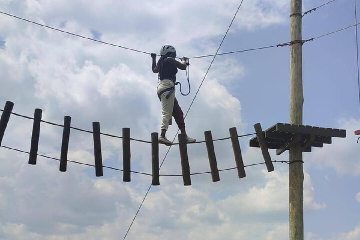 una persona è in piedi su una teleferica