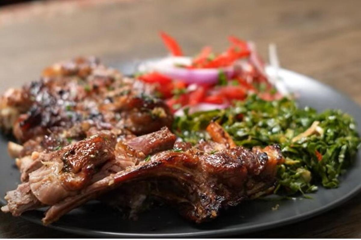 un piatto di cibo con carne e insalata
