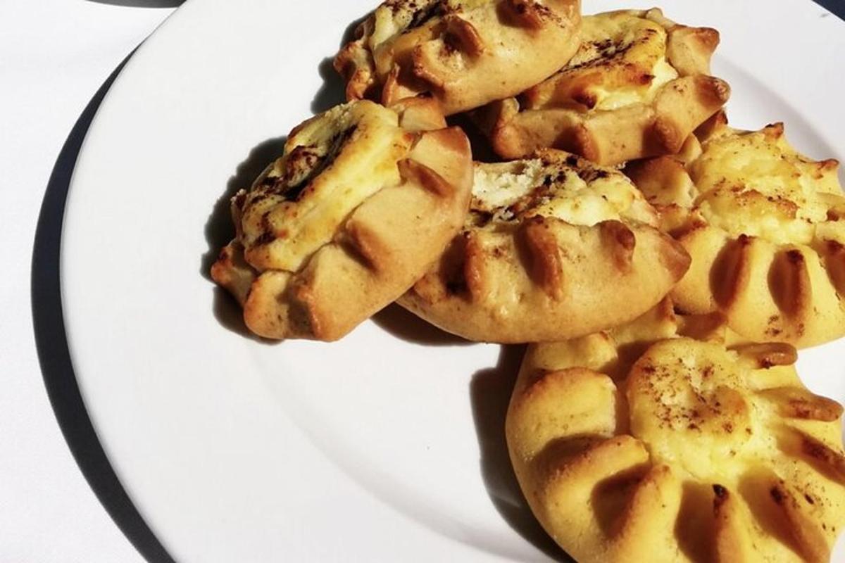 un piatto di cibo con sopra dei waffle