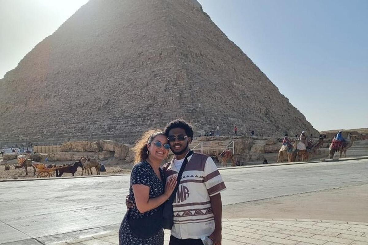 muž a žena pózujú pred pyramídou