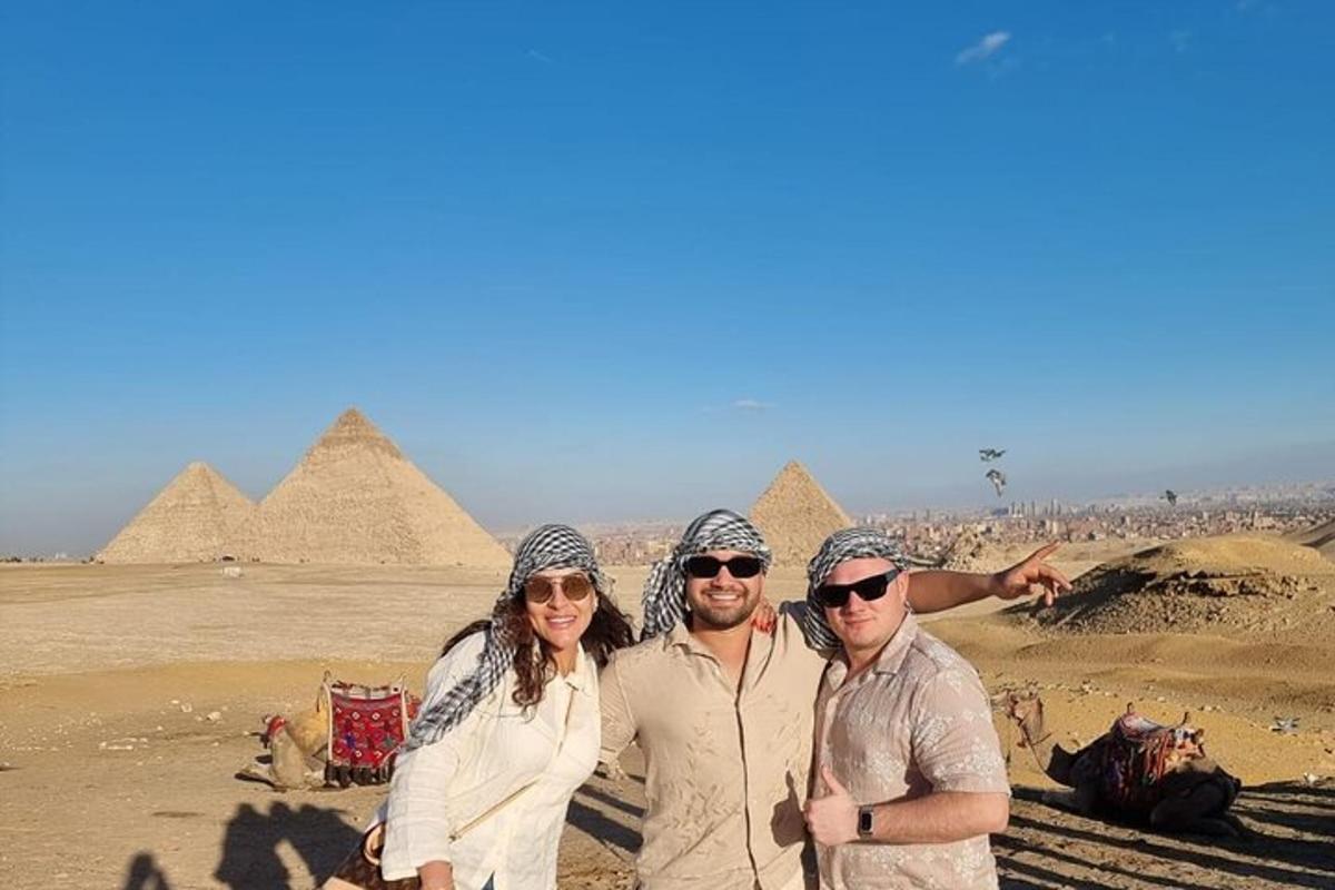 un groupe de personnes debout devant les pyramides