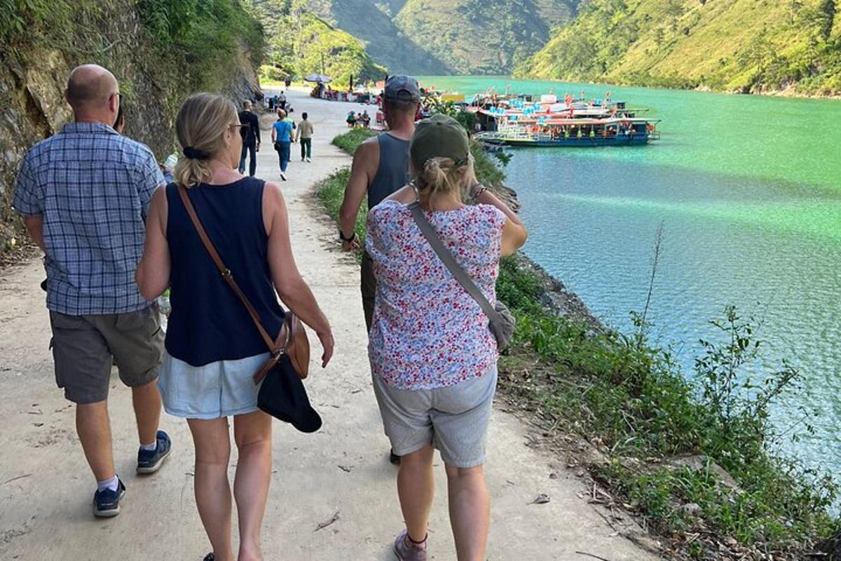 一群人沿着河边的小路行走