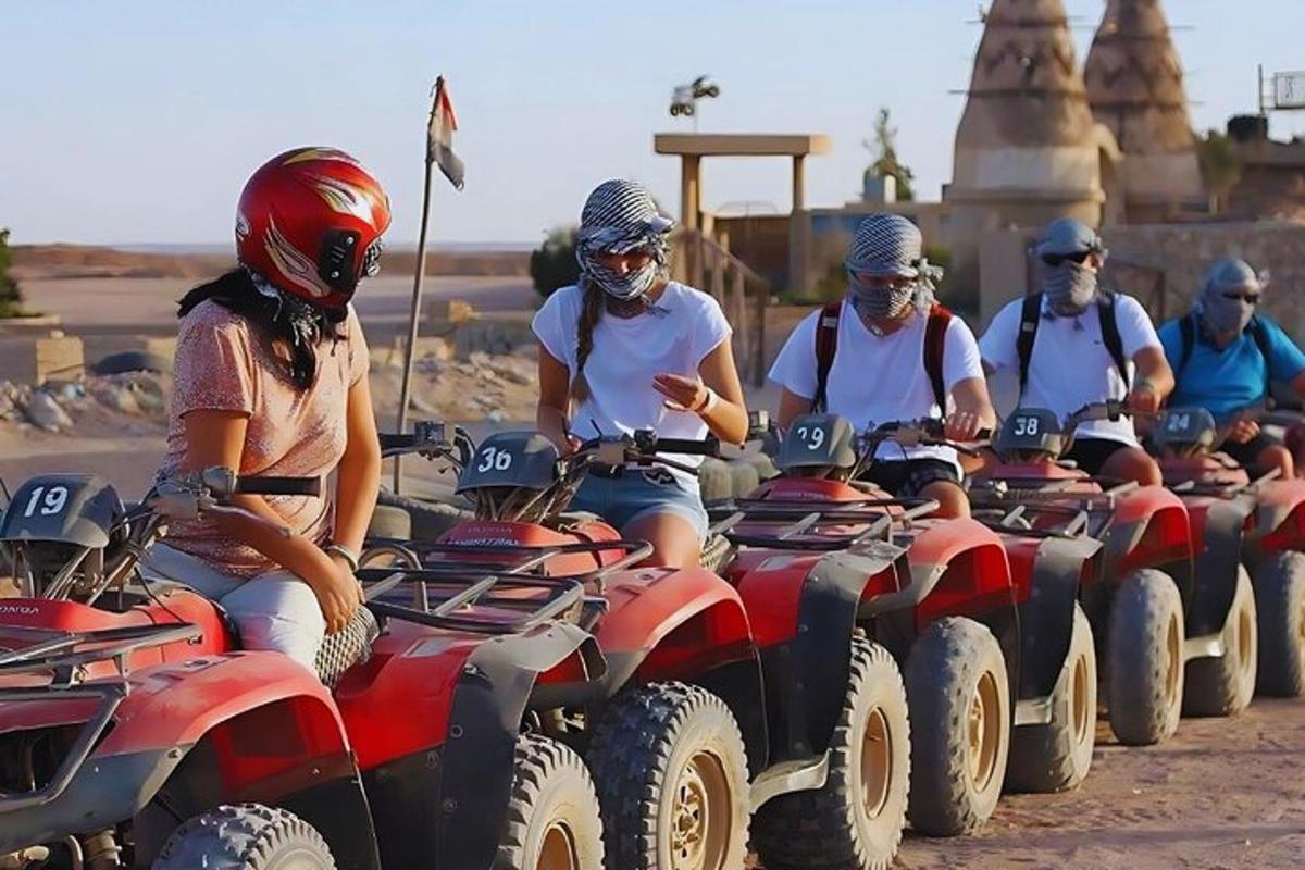 Un grupo de personas viajando en vehículos todo terreno de cuatro ruedas