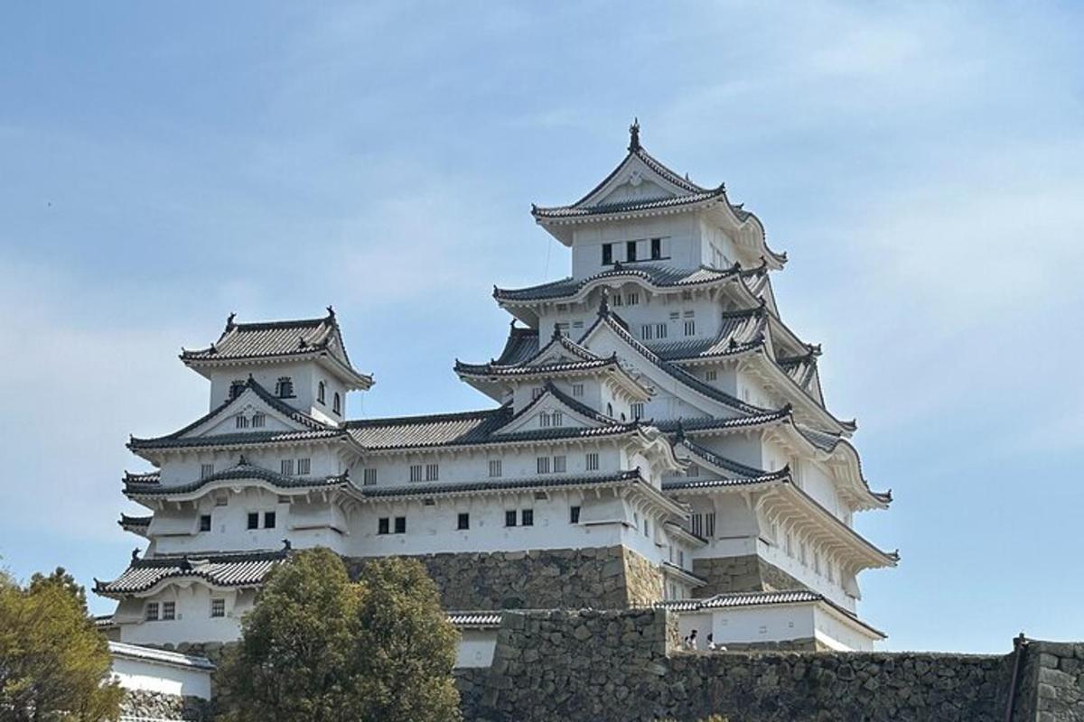 un gran edifici blanc amb el cel al fons