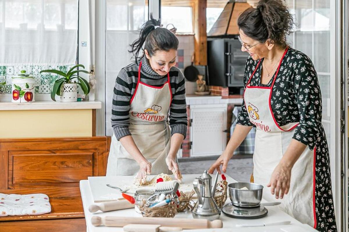 duas mulheres em pé na cozinha preparando comida