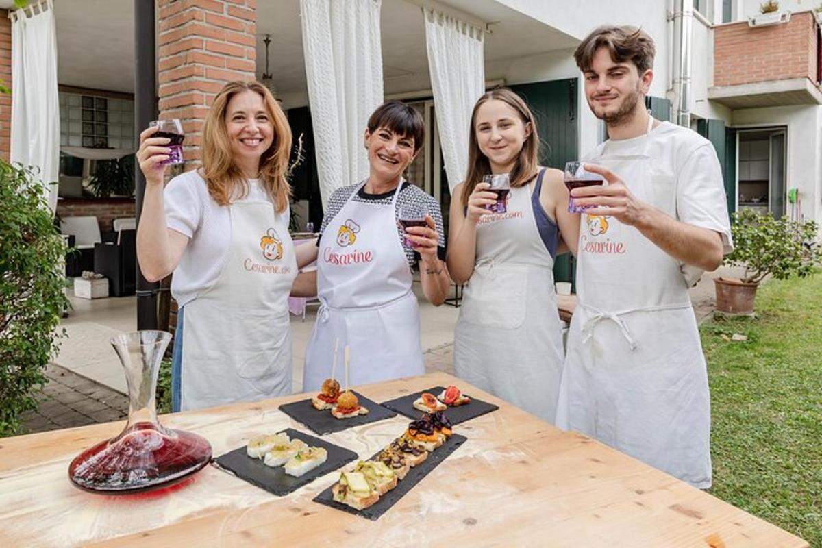 um grupo de pessoas em pé em frente a uma mesa com comida