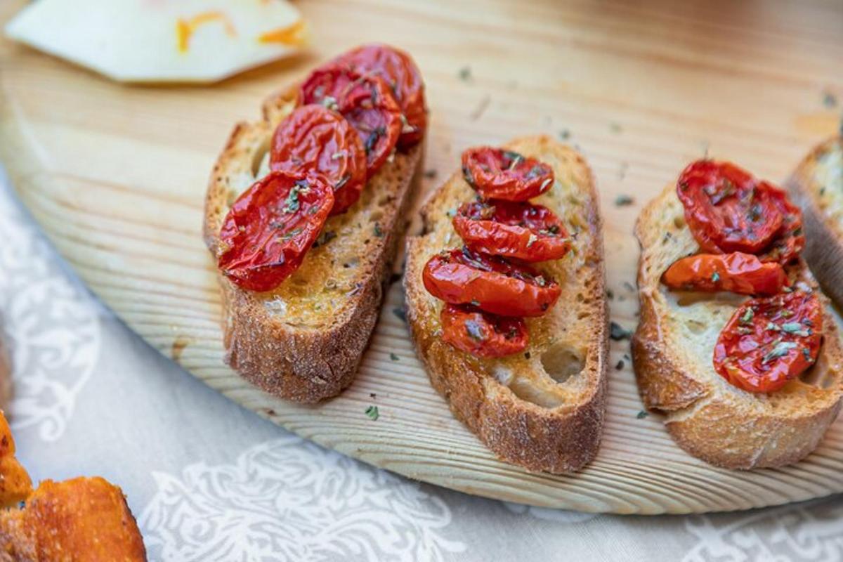 três pedaços de pão com tomates em um prato