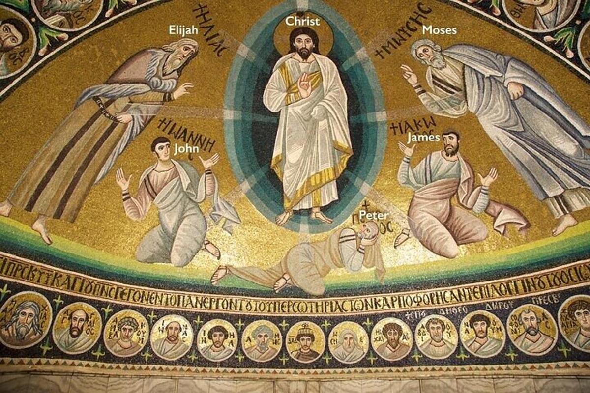 un mosaico della teoria della croce in una chiesa