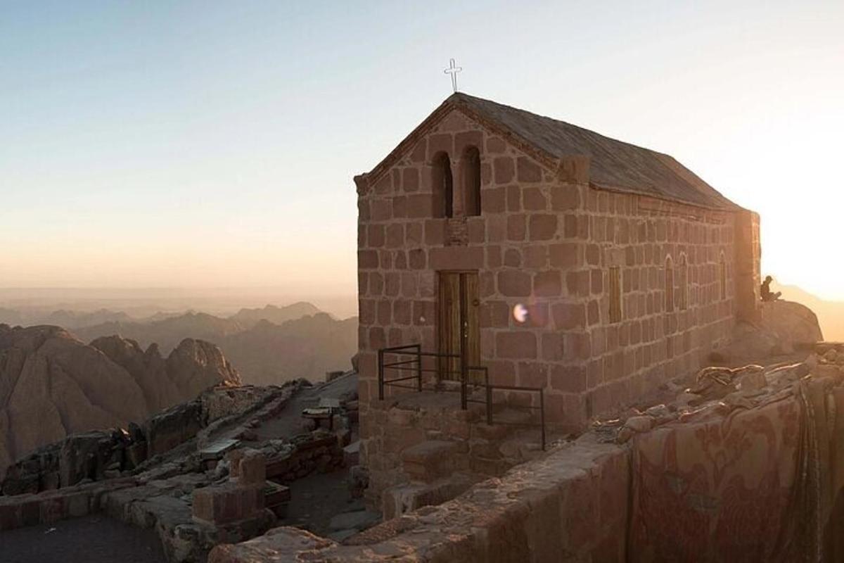 una piccola chiesa situata in cima a una montagna