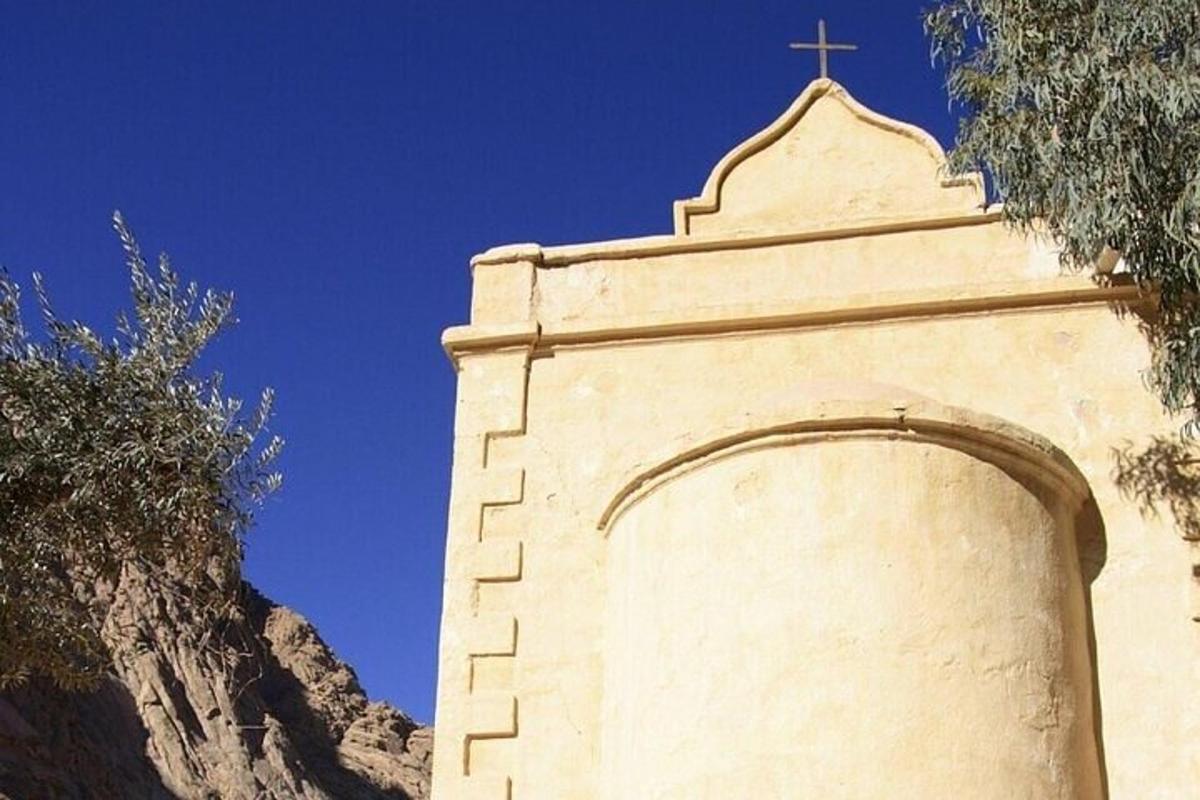 uma torre de igreja com uma cruz no topo