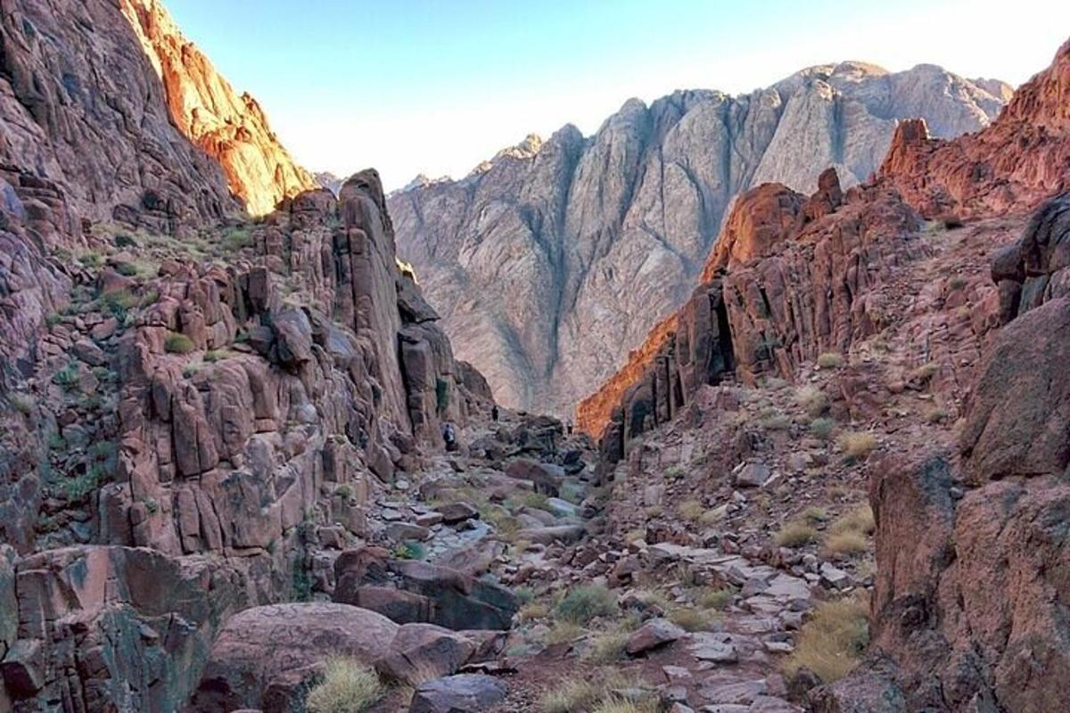 un canyon con alcune rocce e un fiume al suo interno