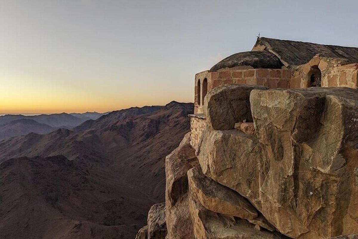 un vecchio edificio sul fianco di una montagna